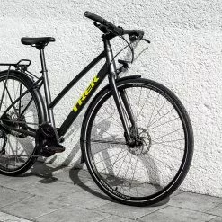 Trek FX 2 Equipped Stagger -HERRECYKLER Butik FX2DiscEQStagger 22 35139 A Portrait cphbikeshop